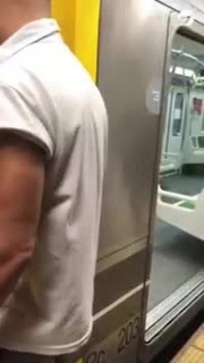 Video: Denuncian que un metrodelegado hizo un piquete en las vías para impedir que funcione el subte