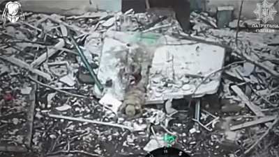 Russians dragged out their wounded comrade with a broken leg onto the street. He crawled a bit before a UAF drone put him out of his misery. January 2025.