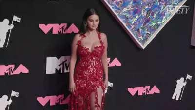 Gorgeous at VMA's red carpet 
