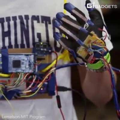 This pair of gloves can translate sign language into speech or text... Meet the SignAloud smart gloves developed by University of Washington students Thomas Pryor and Navid Azodi.