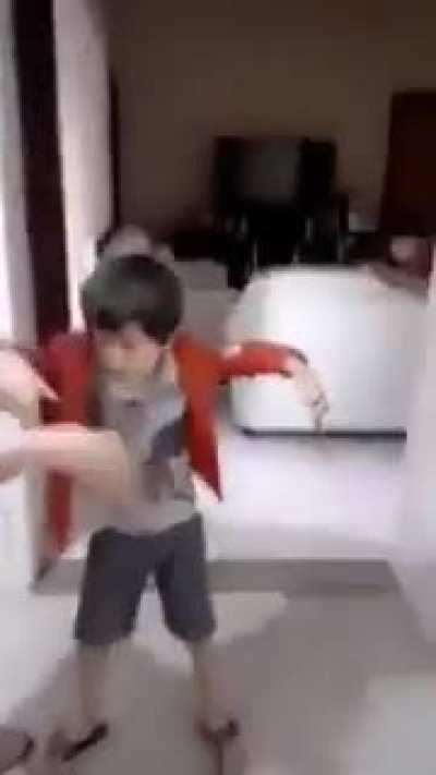 Felipe pulou do sofá parecendo o Batman pulando de um prédio