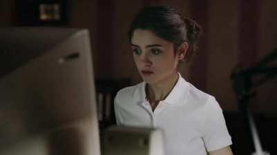 Natalia Dyer reading comments