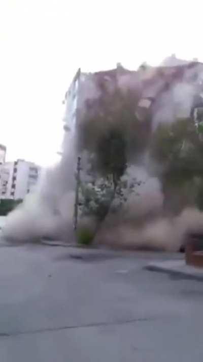 izmir'de bir evin yıkılma anı. çok kötü oldum aq akşama kadar yokum ben. iyi forumlar