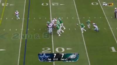 [Highlight] Kenny Pickett fumbles the ball, but Eagles recover