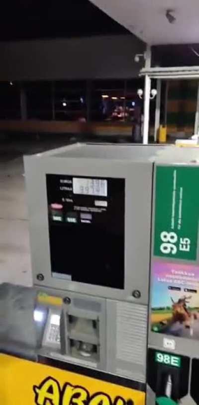 В Финлядии на АЗС по ошибке установили цену 0,014€/л. Кто-то залил себе 1000л в канистру за 14€