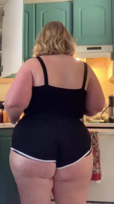 In the kitchen 😘🍑