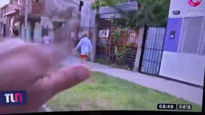 Un reportero de canal 9 sufre un robo en vivo.