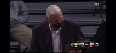 [Highlight] Jerry West heads out for the exit after the Clippers secured the win