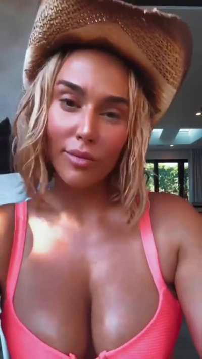 Cj Perry on live talking about Reddit 