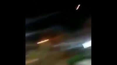 Parace eu tentando mira em um avião.