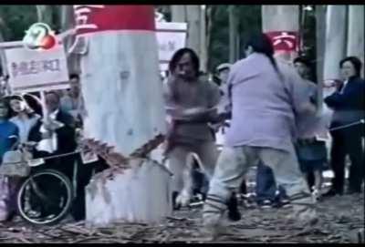 中华有神功，徒手抗大树。比马某不知强到哪里去了，这位人家是能接受实战经验的。（笑死）