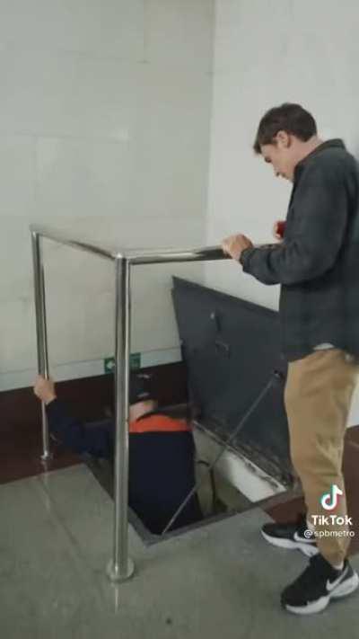 A funny video from the St. Petersburg metro - 