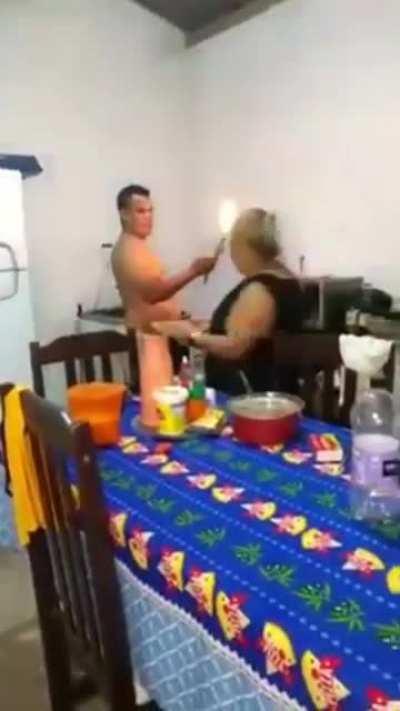 F mulher do lado da jeladeira