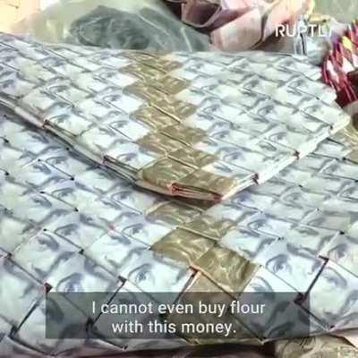 Venezuelans using worthless bank notes to make handcrafts!!