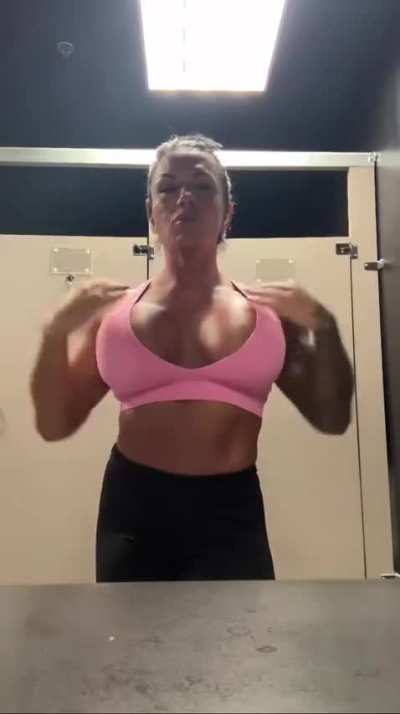 Nikki Hanshaw (nikkifitmama)