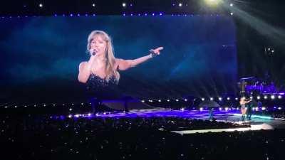 She’s just being Taylor 😜 - MetLife Night 3