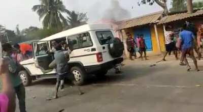 India - Peoples start rising up against those imposing vaccines and lockdowns because those dying are alleged to be those who were vaccinated.