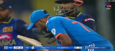 Field toh aise check kar raha hai jaise abhi gap mei chauka maarega 💀