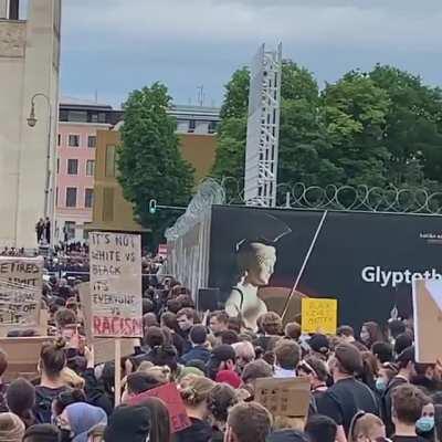#munichmobilizes 20k++ standing up AGAINST RACISM at MAXIMUM PEACE where the Nazis used to march 80 years ago. (Cops guided the ways to the Demo and managed the traffic) AMERICA we’re begging you on KNEES, take this an EXAMPLE for✌🏻✌🏼✌🏽✌🏾✌🏿