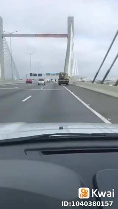 Dono de caminhão emocionado depois de conseguir rastrear o caminhão roubado: PRF prende os ladrões em flagrante.