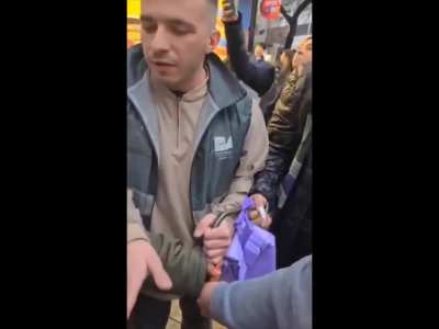 Polic&iacute;a de la Ciudad revent&oacute; un puesto de paltas y un abogado intent&oacute; interceder 