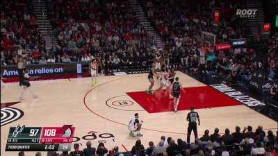 [Highlight] Logo Lillard with the step back from the Pacific ocean