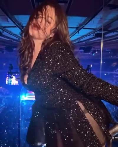 Selena could’ve been the greatest stripper 🔥