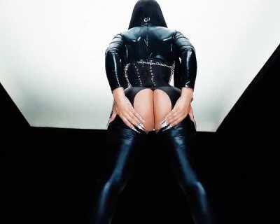 ho almost showed her asshole on youtube. all for thee stallion video