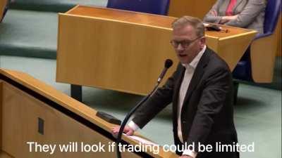 Dutch politician says diamonds hands 👐💎 in House of Representatives (0:17)