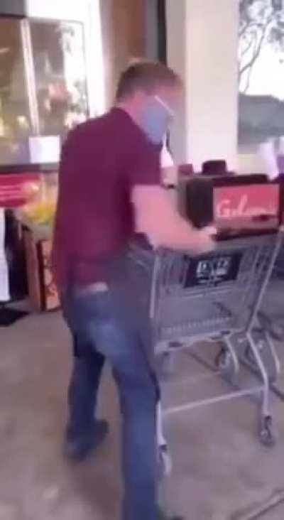 Supermarket worker dances while Karen throws tantrum about wearing a mask