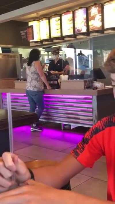 Missouri Karen curses and becomes destructive at Taco Bell because she thinks she was shorted tacos.