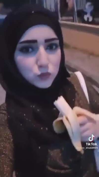 TikTok kullanan Suriyeli sığınmacılar, Türk milletinin yaşadığı ekonomik sorunlarla dalga geçmek adına “muz yeme” akımı başlattı. (ne düşünüyorsunuz ?)