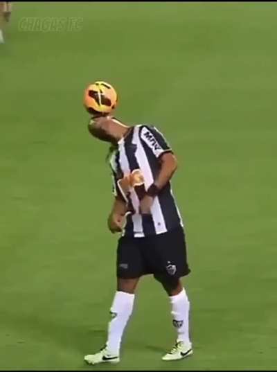 Footballers are divided into, Ronaldinho and others.