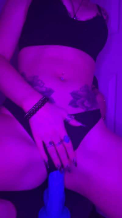 Goth with a grippy squirting pussy 😈