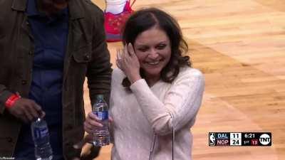 [Highlight] Fan gets sniped out of nowhere by Dorian Finney-Smith at the Pelicans vs Mavericks game