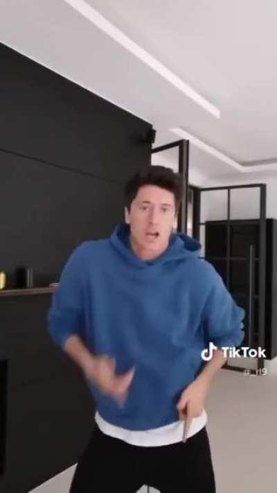 Robert Lewandowski with a screamer!