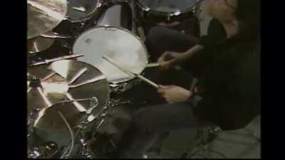 Effortless one-handed 16th notes from the master!