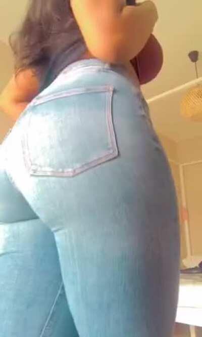 Do you like my outfit? 😊