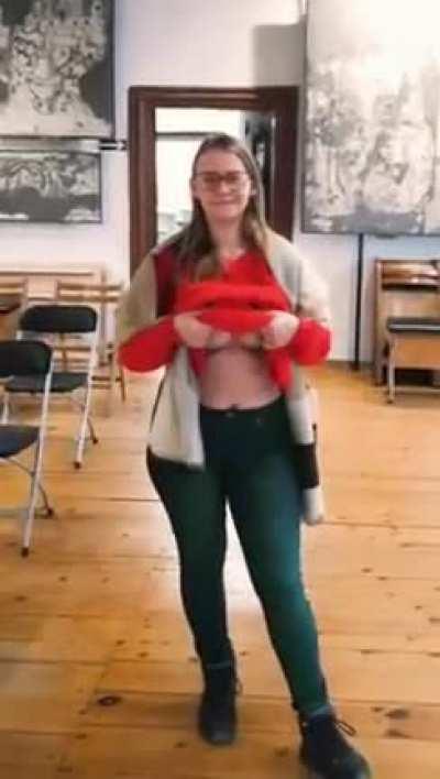 This time the curator in the museum did not scare me so much, she just looked and saw that I was recording, and I managed to show my huge boobs in all their glory. Heh.