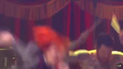 Hayley joins Fall Out Boy on stage