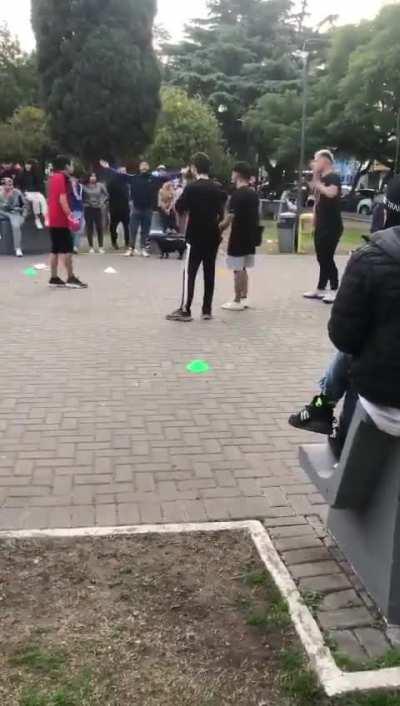 Pibes organizaron un torneo de peleas clandestinas en una plaza de Caseros