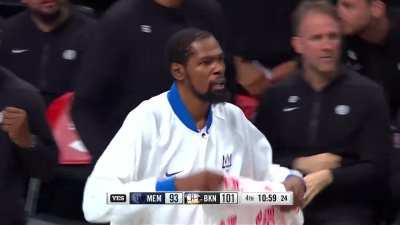 [Highlight] KD Hyped after Yuta knocks down the three.