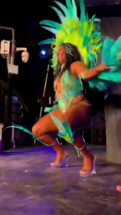 She set the stage on fire 🔥 (@hairaconda) 