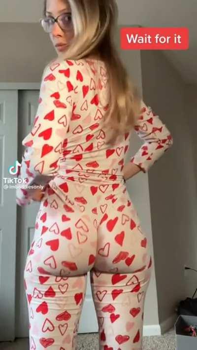 Petite Chick Twerking Bubble Butt