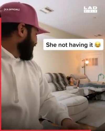 Он - сокровище. Пять минут талантливого музыкального издевательства над подругой