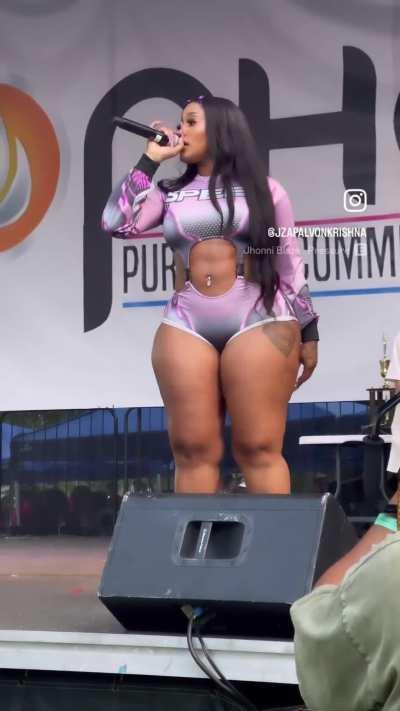 Thick booty on stage 