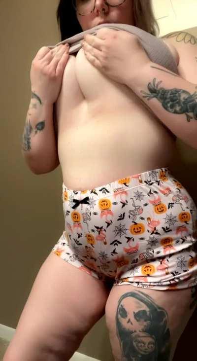 Spooky titty drop 👻