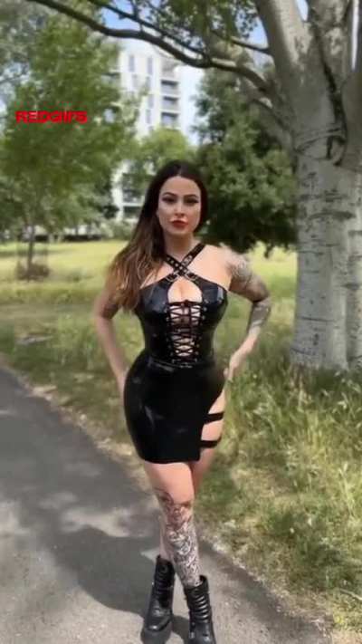 Do you deserve a closer look, toy? 😏