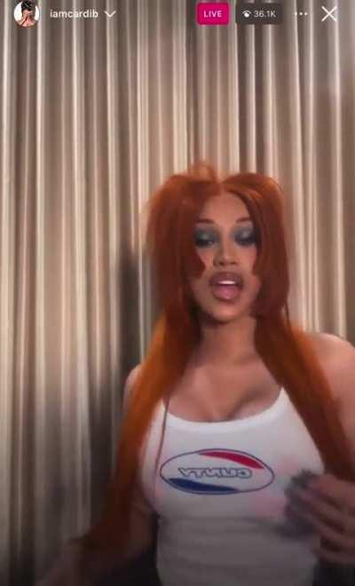Cardi b flash 🍒 on live