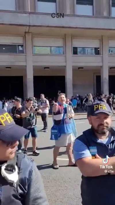 Militante peronista gritando que Evita es su único escudo.